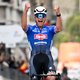 Mathieu van der Poel rijdt solo naar zege in Milaan-Sanremo, Wout van Aert eindigt als derde