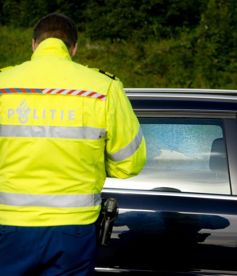 Politiemensen onderzochten gisterochtend een auto waarbij een ruit sneuvelde bij de Heinenoordtunnel in Rotterdam. Beeld anp