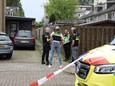Agenten doen onderzoek bij de woning in Arnhem.