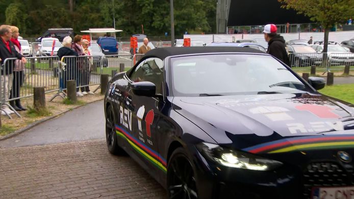 Evenepoel Passeert Met Regenboog Cabrio Aan Het Lotto Park Op Weg Naar Grote Markt In Brussel 8447