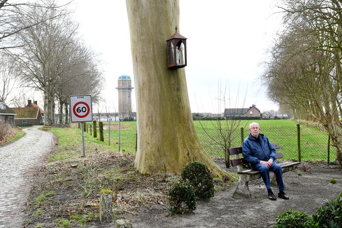 Toon Haarbosch op de hoek van de Watertorenstraat en Hoge Dijk in Dongen.