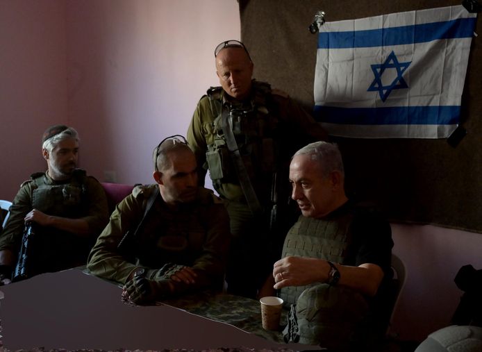 Tzachi Hanegbi (midden) met de Israëlische premier Benjamin Netanyahu (rechts) en militair secretaris Avi Gil (links).
