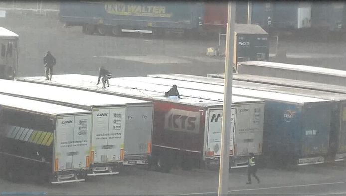 Op beelden is te zien hoe de transmigranten uit de trailer kruipen.
