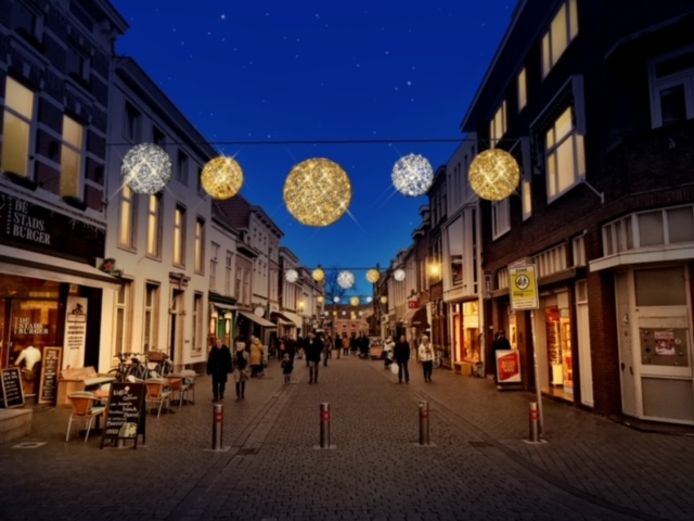 De lichtbollen tussen de gevels in de winkelstraten.