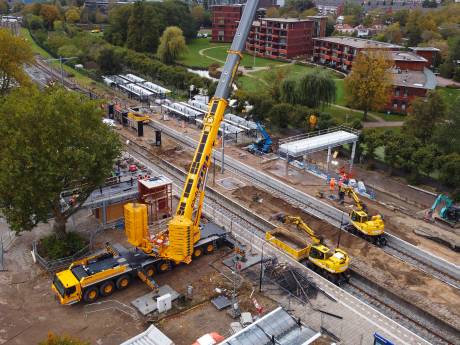 Er staan kranen op het spoor bij Gorinchem en daarom rijden er geen treinen op de MerwedeLingelijn