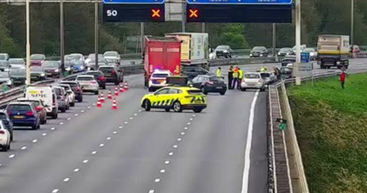 Ongeluk met vijf autos en een vrachtwagen op A28 bij Zwolle, drie rijstroken dicht.