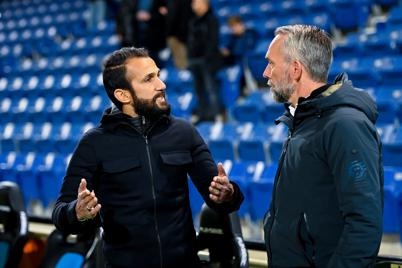 Adil Ramzi vindt dat Sávio zijn shirt aan moet houden na een goal