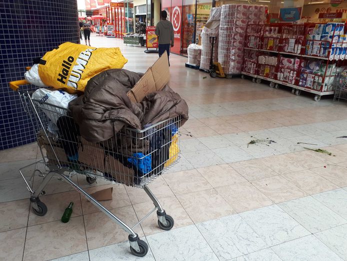 Het bewuste bierflesje is onder een winkelwagen met spullen van de verdachte gerold.