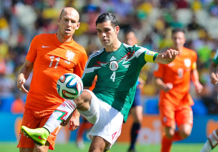 Arjen Robben in duel met Márquez tijdens de wedstrijd Nederland-Mexico op het WK van 2014 in Brazilië.
