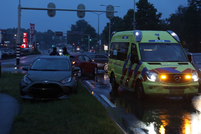 Op de Rondweg West in Veenendaal is een ongeluk geweest waarbij een vrouw en een kind lichtgewond raakten.