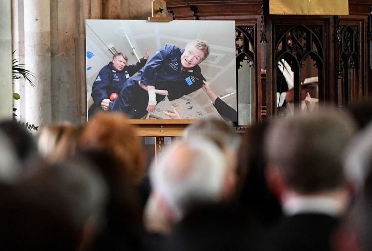 Stephen Hawking op het moment dat hij even gewichtloos in de ruimte zweeft. Beeld EPA