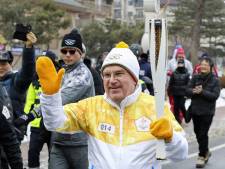 IOC-voorzitter Bach loopt ook een stukje met de fakkel