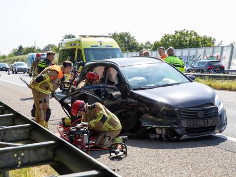 Twee gewonden bij botsing met vangrail op A58 bij Roosendaal