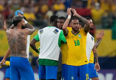 Football Talk. Orel Mangala (Stuttgart) legt positieve coronatest af - Brazilië ruim langs Uruguay - Pelé grapt: 