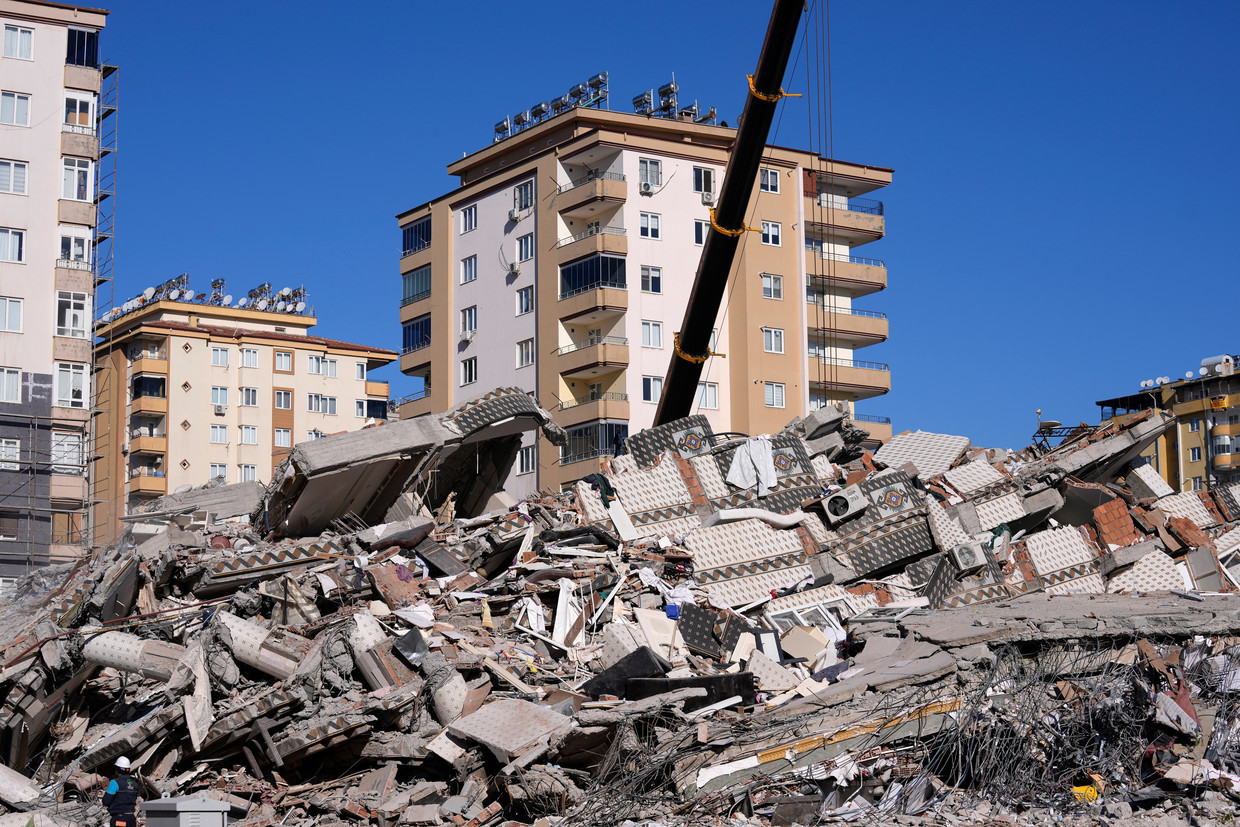 Een ingestort gebouw in de Zuid-Turkse stad Gaziantep op 9 februari 2023. Reddingswerkers zoeken tussen het puin nog altijd naar overlevenden.  Beeld AP