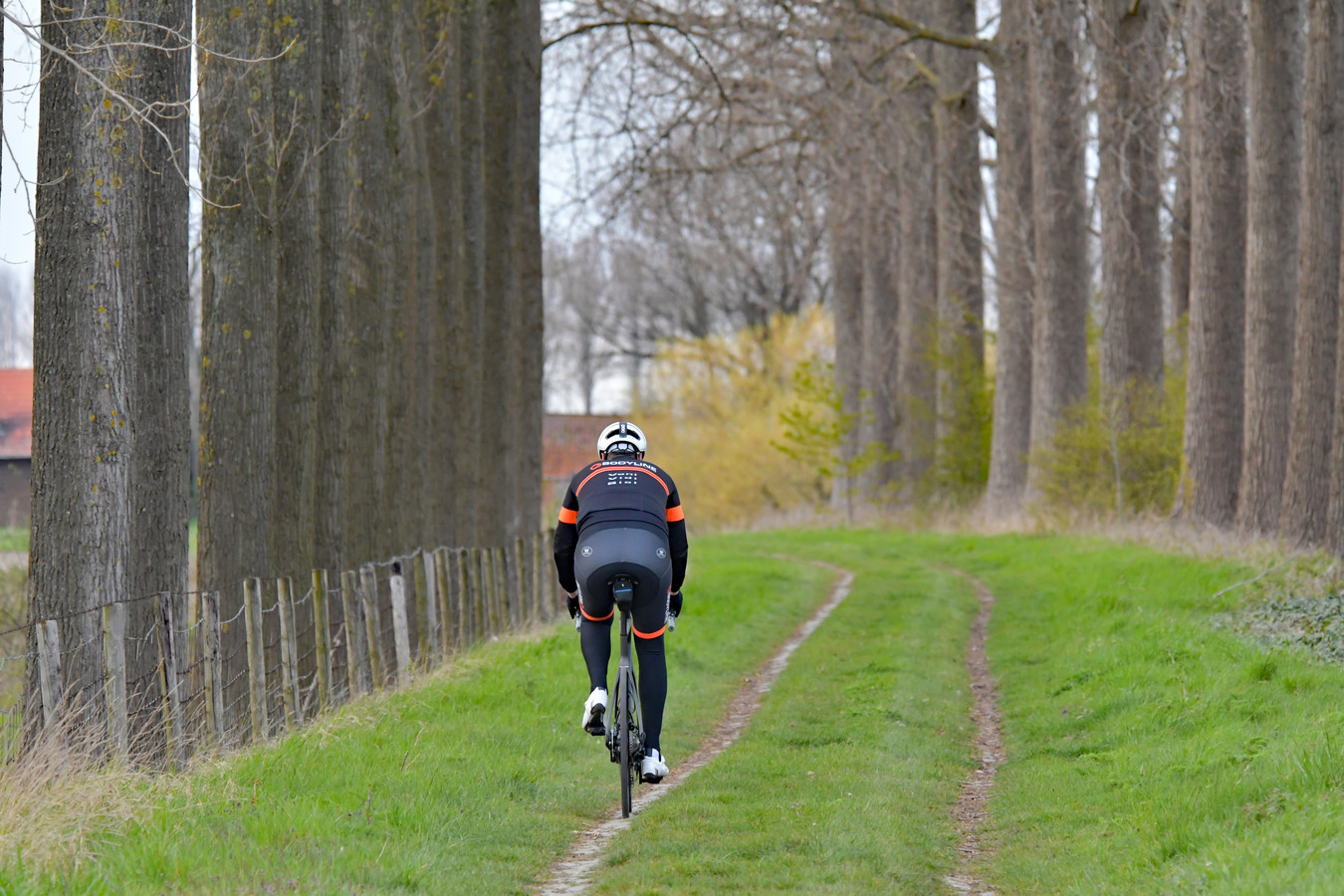 Een groot deel van de Knolweg is nu nagenoeg onbegaanbaar voor fietsers.