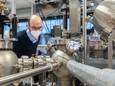 Onderzoeker Chris Baeumer is al enkele jaren op zoek naar materiaal waarmee het zeldzame Platinum en iridium kan worden vervangen. Nu dus met succes.