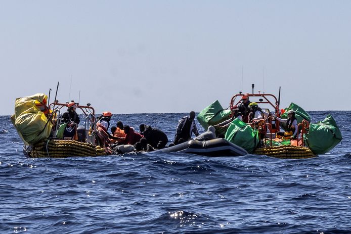 Migranten worden geholpen tijdens een zoek- en reddingsoperatie in het centrale deel van de Middellandse Zee op 13 maart 2024.