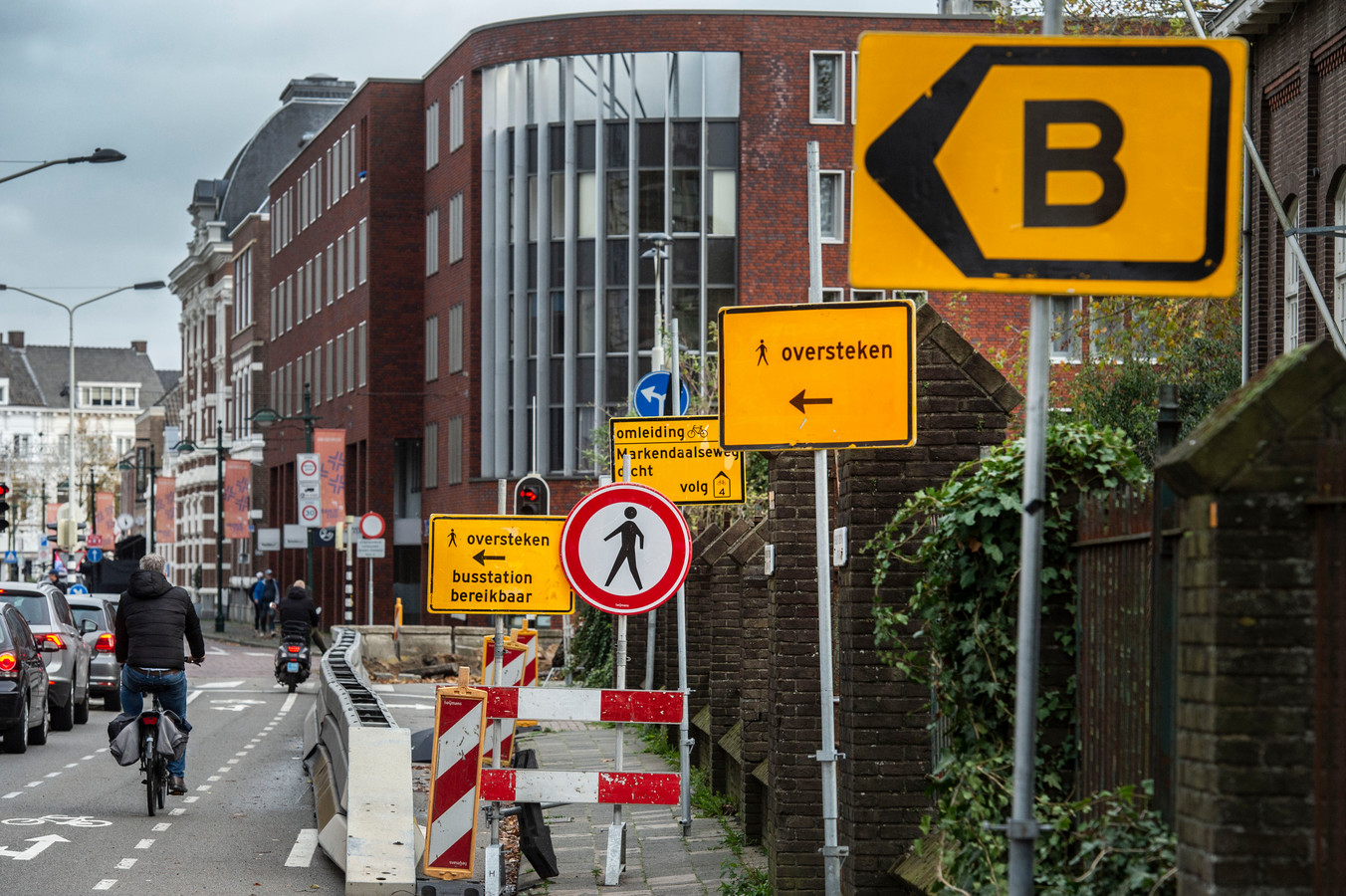 Opgebroken straten, afzettingen en omleidingen binnenstad Breda is doolhof voor verkeer Foto