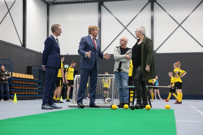 Koning Willem-Alexander in het zojuist door hem geopende dorpshuis in De Krim
