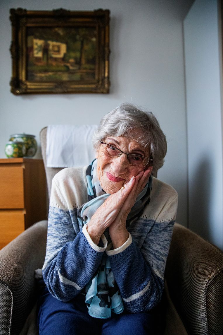 De 100-jarige Dora van Ditshuizen, op haar kamer in een verzorgingshuis te Ugchelen. Beeld Aurélie Geurts