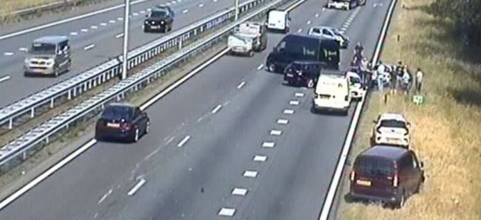 Het ongeluk op de A1 richting Apeldoorn zorgt voor problemen.