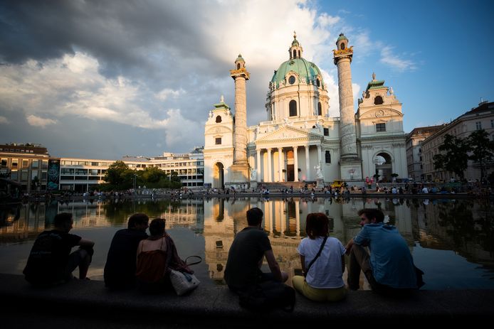 Mensen verzamelen voor een festival bij de Karlskirche in de Oostenrijkse hoofdstad Wenen.
