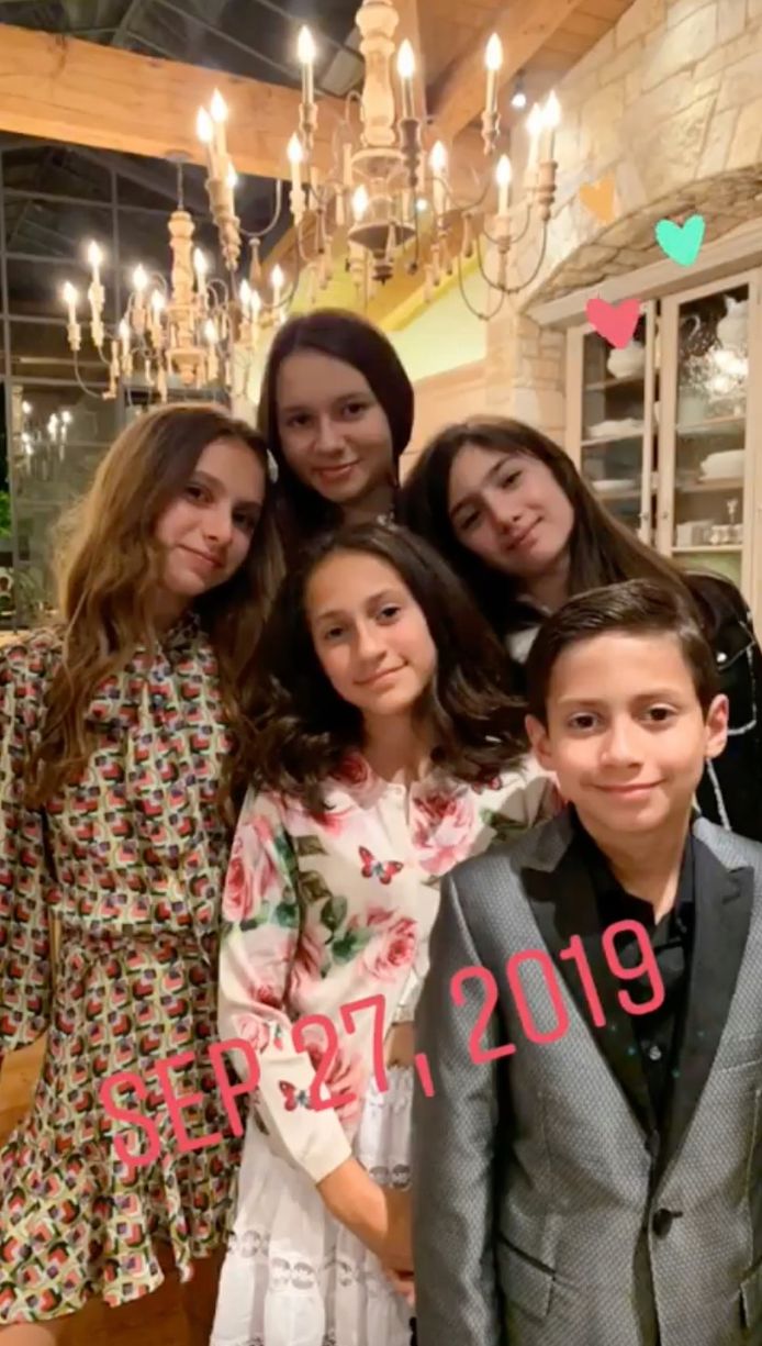 Het nieuw samengestelde gezin: vooraan de tweeling van Jennifer, achteraan de kinderen van Alex.
