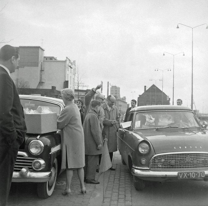 De Kempenrally in 1959. Hier staan vermoedelijk de deelnemers opgesteld ter hoogte van hotel ’t Silveren Seepaerd in Eindhoven.