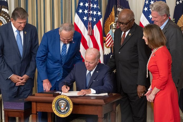 President Joe Biden heeft zijn handtekening gezet onder een zwaarbevochten wet die draait om klimaat-, belasting- en gezondheidszorgmaatregelen