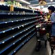 Lege schappen in Griekse supermarkten