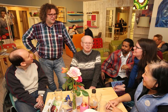 Albert-Jan Cloo enkele jaren geleden tussen gasten van inloophuis De Ontmoeting in het centrum van Deventer.