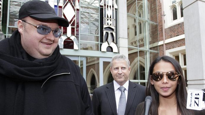 Kim Dotcom vorige maand met zijn hoogzwangere echtgenote Mona voor het gerechtshof in Auckland.