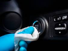 Nagellakremover en andere tips: ‘Dit werkt óók tegen plakkerige knopjes in de auto’