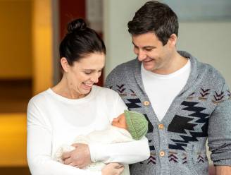 Nieuw-Zeelandse premier moet zichzelf verdedigen over ingekorte zakenreis om sneller terug bij pasgeboren dochter te zijn