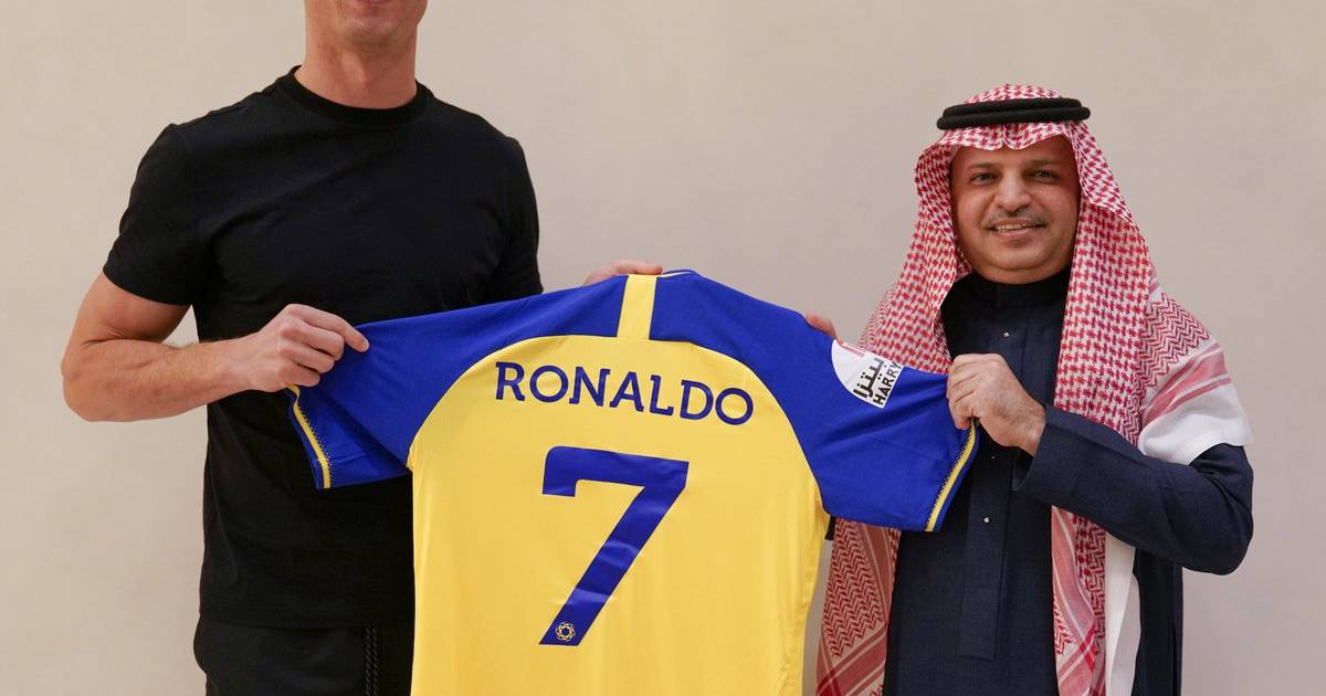 Теперь это официально: Криштиану Роналду подписывает крупный контракт с «Аль-Наср» в Саудовской Аравии |  спортивный
