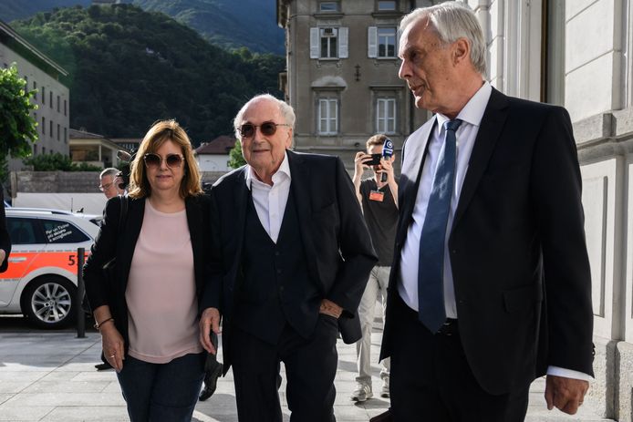 Sepp Blatter komt aan voor zijn proces in Zwitserland.