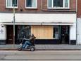 De gesneuvelde pui van kapsalon Tetuan in de Jan Evertsenstraat.