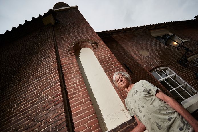 Cor van Mossevelde bij het restant van de schoorsteen van de cichoreifabriek.