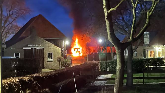 Commotie bij feest als bus van de cateraar in brand staat: ‘Krijgen we nu crème brûlée?, vroegen ze. Maar echt leuk was het niet’