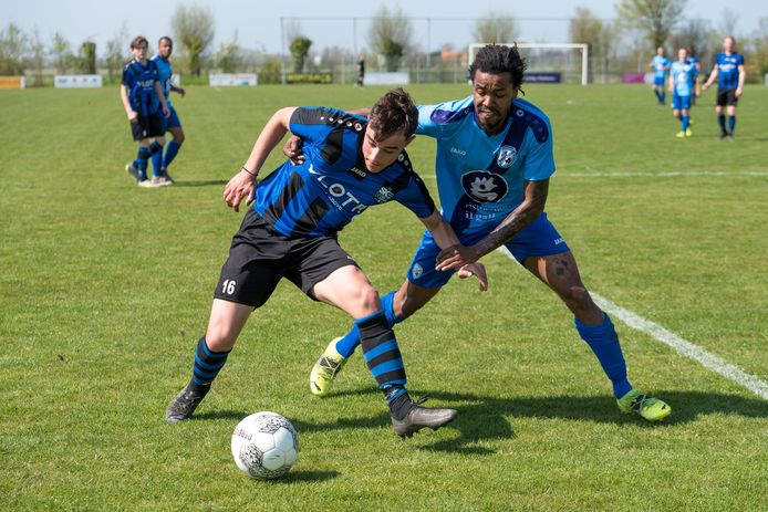 SKNWK (blauw-zwart) houdt de druk erop bij koploper Kruiningen.