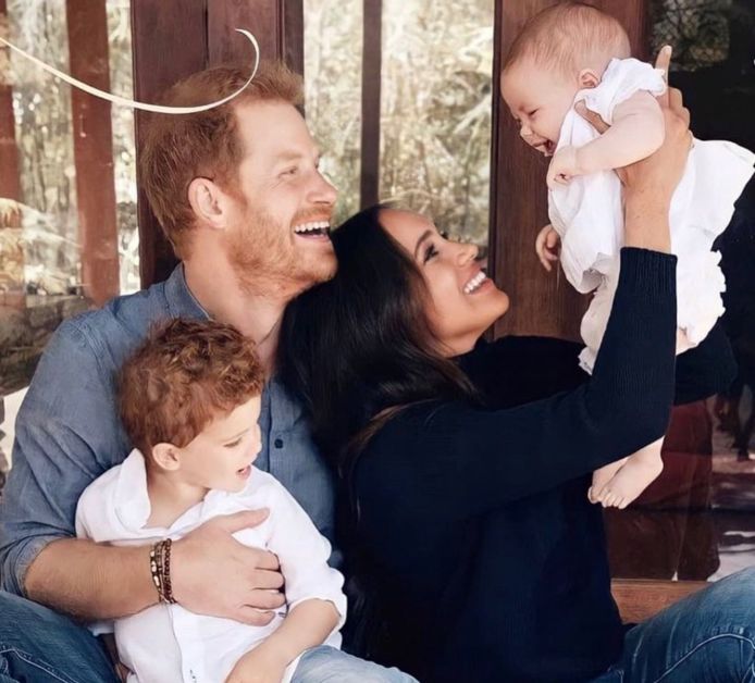 Harry en Meghan met hun kinderen Archie en Lilibet.