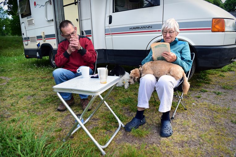 Een gepensioneerd echtpaar geniet voor hun camper op een camping in Bredevoort.  Beeld Marcel van den Bergh