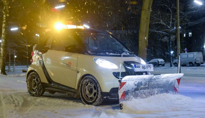 Een Smart rijdt voor een Duitse firma rond in Hamburg met een sneeuwschuiver op de neus. De kleine krachtpatser kan in de kleinste hoekjes komen en maakt korte metten met sneeuw op plekken waar de grote sneeuwschuivers niet kunnen komen. Foto: Axel Heimken