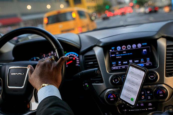 Een chauffeur in New York die voor taxi app Uber rijdt.