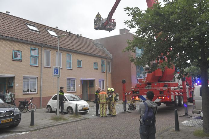 Brand in een woning aan de Peilstraat. Er is een persoon naar het ziekenhuis gebracht.