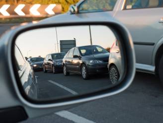 Zeventiger staat voor vierde keer terecht voor vluchtmisdrijf: “Door het lawaai van zijn lekgestoken band heeft hij de aanrijding niet opgemerkt”