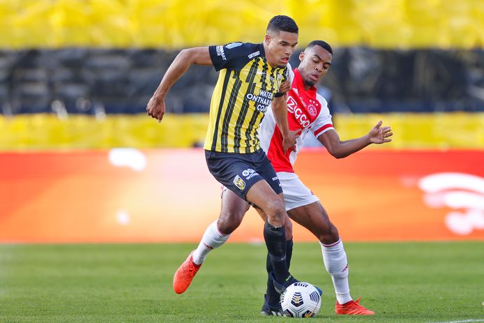 Danilho Doekhi houdt Ajacied Ryan Gravenberch van de bal.