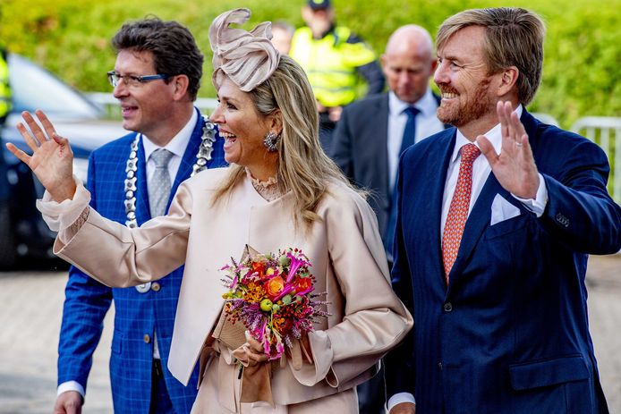 Koning Willem-Alexander en Koningin Maxima tijdens een streekbezoek aan Zuidwest-Drenthe. Máxima draagt dezelfde outfit als tijdens het staatsbezoek in Luxemburg. Ze kreeg toch erg veel commentaar.