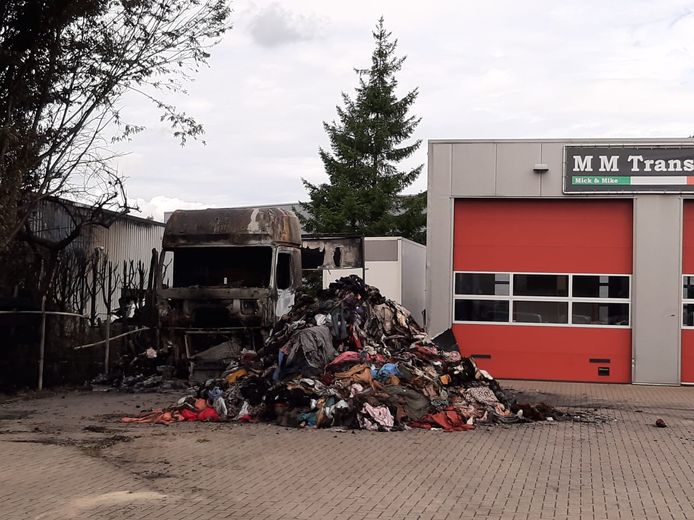 De schade, daagns na de brand in de vrachtwagen.